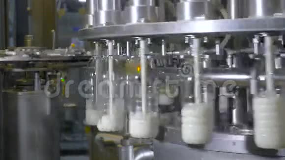 塑料瓶装满牛奶奶及奶制品生产线视频的预览图