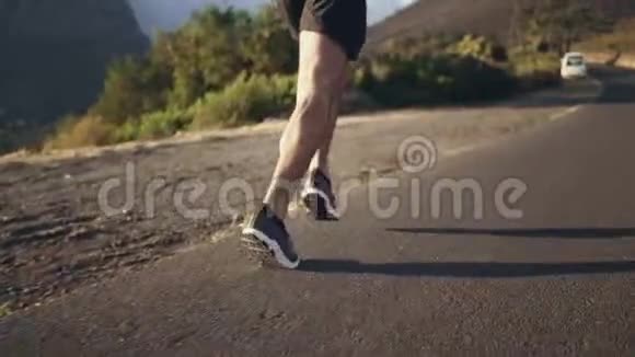 适合男性慢跑者在路上跑步视频的预览图