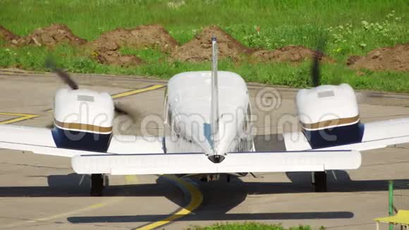 降落在多瑙河三角洲国际机场的双引擎飞机视频的预览图