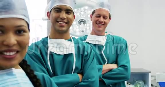 手术间交叉双臂站立的外科医生和护士的画像视频的预览图