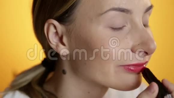 女人用红色的唇形特写视频的预览图