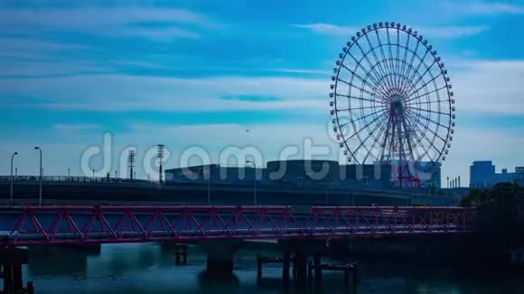 摩天轮在蓝天后面的小田坝东京时间间隔大射视频的预览图