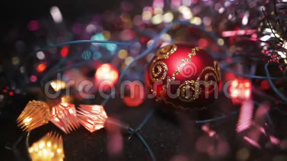 圣诞节和新年装饰把宝布尔挂起来摘要模糊的博克假日背景一个红色的玩具球视频的预览图