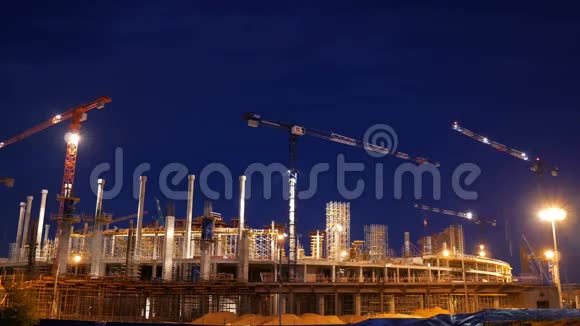 在夜空背景下起重机在施工现场工作工施工场的概念视频的预览图