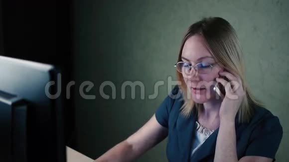在电脑前工作和打电话的女人视频的预览图