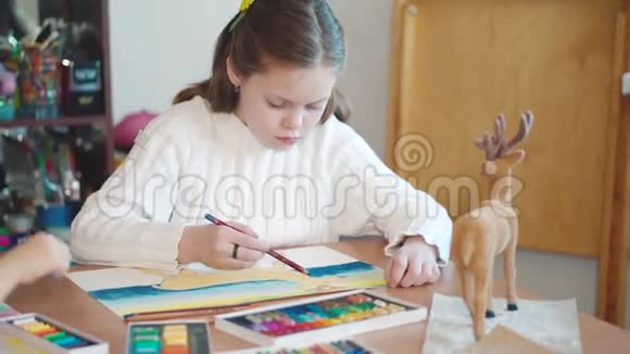 可爱的小女孩在桌子旁画画视频的预览图