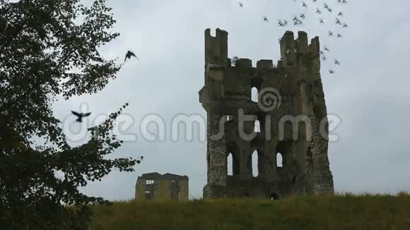 黄昏时分的老城堡约克郡英格兰视频的预览图