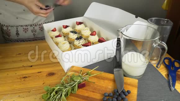 一套不同美味的纸杯蛋糕放在纸盒里视频的预览图