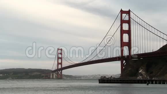 旧金山金门大桥北起天空乌云密布视频的预览图
