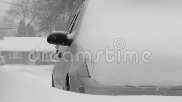 被雪覆盖的汽车视频的预览图