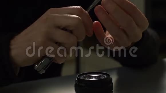 男性手切割胶带贴在镜片上视频的预览图