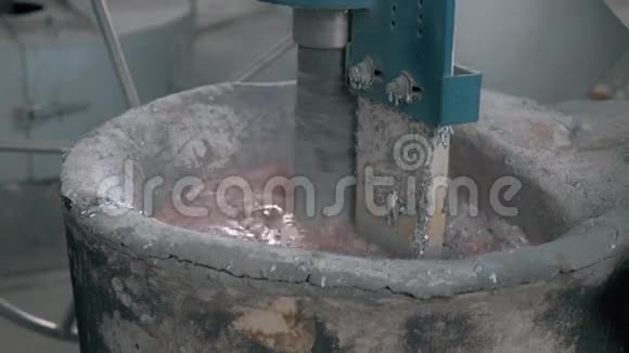 液铝清洗熔融金属上现代工厂与生铁一起工作视频的预览图
