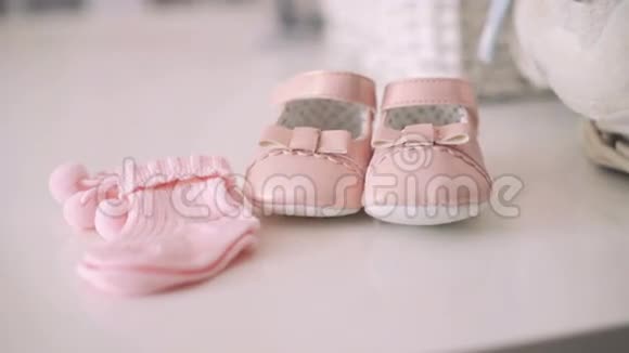 把粉红色的婴儿鞋合上4k视频的预览图