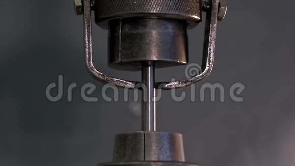 工厂金属断裂试验工程拉伸强度机在测试过程中对金属和金属的物理性能视频的预览图
