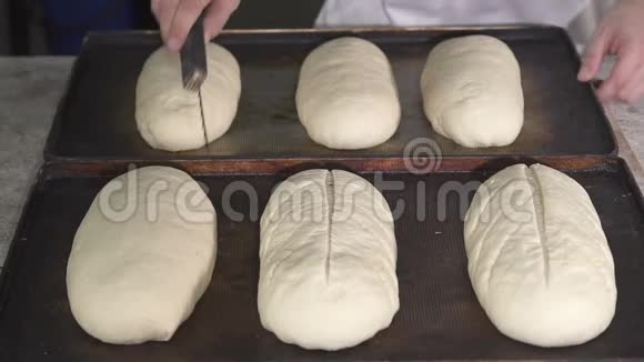 面包师切面包面团慢动作视频的预览图