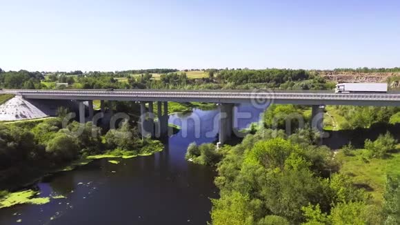 横跨河流的机动桥的鸟瞰图视频的预览图