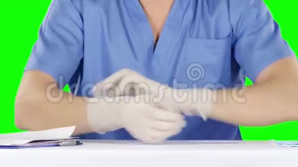 人脱下戴上手术手套绿色屏幕视频的预览图