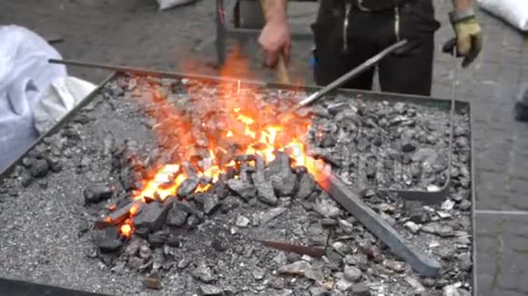 铁匠用铁火视频的预览图
