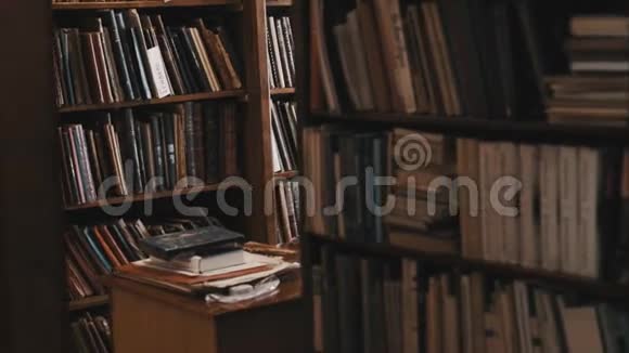 旧书库中装满书籍和文件夹的书柜多利射击视频的预览图