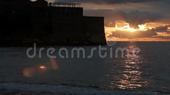 日落时分一座高高的石头城堡矗立在池塘的中央视频的预览图