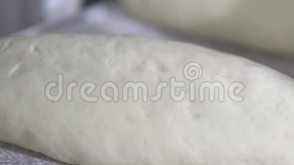 面包师切面包面团慢动作视频的预览图