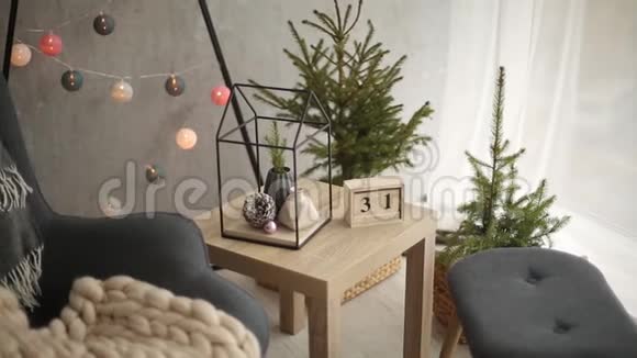时尚的圣诞斯堪的纳维亚内部有一个优雅的扶手椅和温暖的美利诺斯格子舒适的家与北欧新视频的预览图