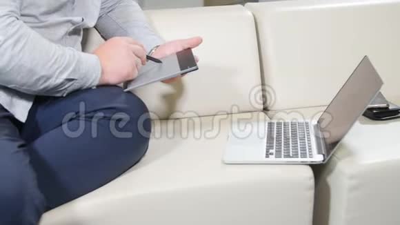 数字平板电脑和笔记本电脑的平面设计师视频的预览图