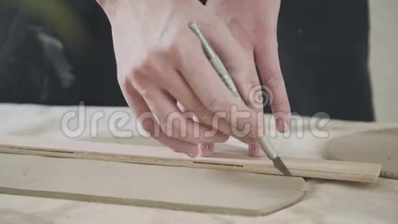 特写陶工一把泥工切削专用工具陶器和陶瓷视频的预览图
