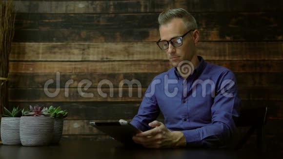现代人在咖啡馆里用平板电脑视频的预览图