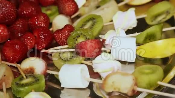 水果草莓猕猴桃苹果和水果果冻等视频的预览图