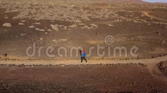 日出时妇女沿着自然保护区奔跑的鸟瞰图健康的生活方式视频的预览图