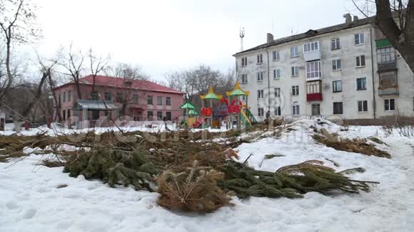 旧的圣诞树堆积在城市里视频的预览图