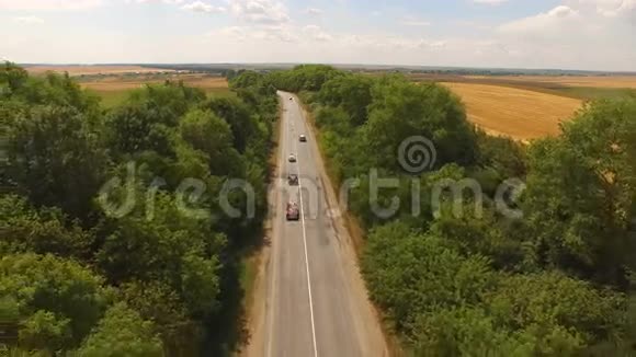 在森林的两条车道上行驶的汽车的鸟瞰图4K视频的预览图