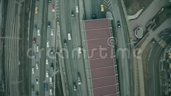 高速公路桥上汽车交通的鸟瞰图视频的预览图