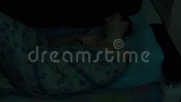 睡觉的人在床上时间流逝视频的预览图