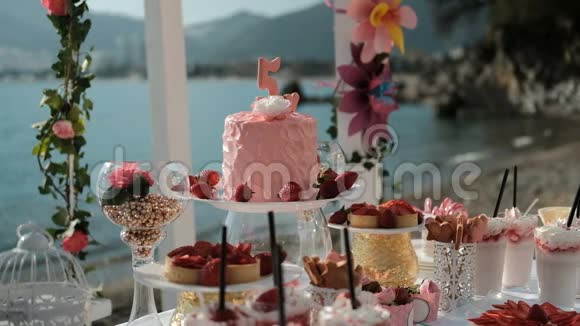 海边桌上的蛋糕甜菜和鲜花视频的预览图