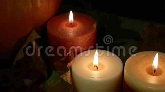 三根蜡烛和南瓜合拢视频的预览图