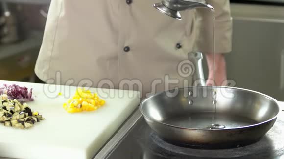 厨师把油倒进锅里视频的预览图