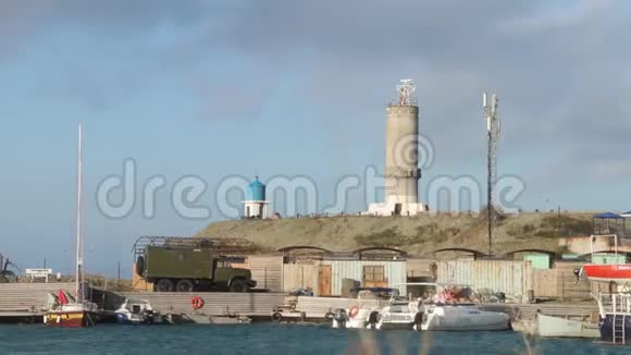 旧海军基地海塔和瞭望塔车站上的老灯塔视频的预览图