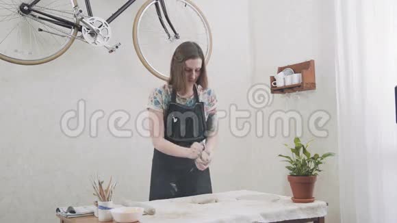 女陶工滚泥时尚工作室ceramist妇女证书视频的预览图