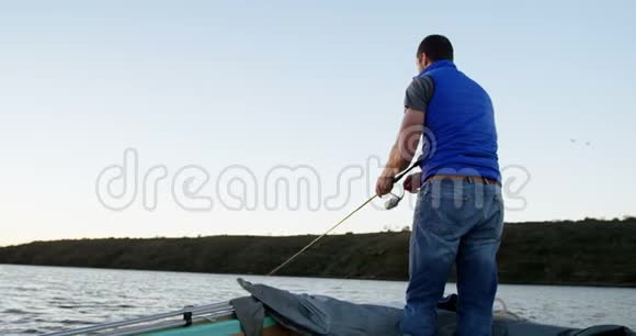 男子在4k号摩托艇上站立捕鱼视频的预览图