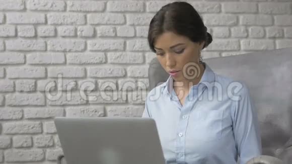 青年美丽商务女性用笔记本电脑印支画像视频的预览图