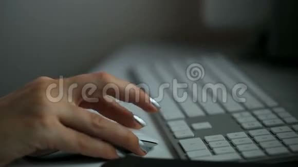 女人手点击鼠标视频的预览图