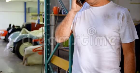 男机修工在讲手机视频的预览图