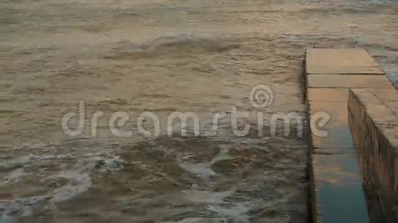 石墩被海浪冲走视频的预览图