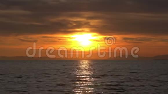 日落海浪日落及太阳海岸景观视频的预览图