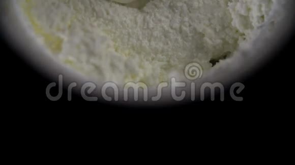 在甜点中加入奶油冻慢动作视频的预览图