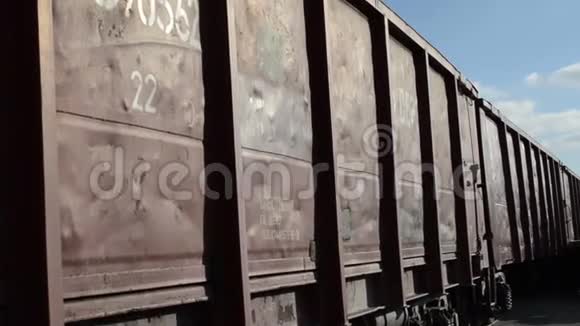 火车在库存中火车正在缓慢地绕着仓库生产仓库工业外部行驶视频的预览图