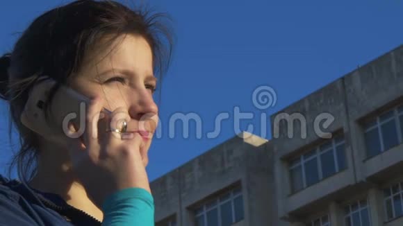 在街上打电话的女人慢动作120fps视频的预览图