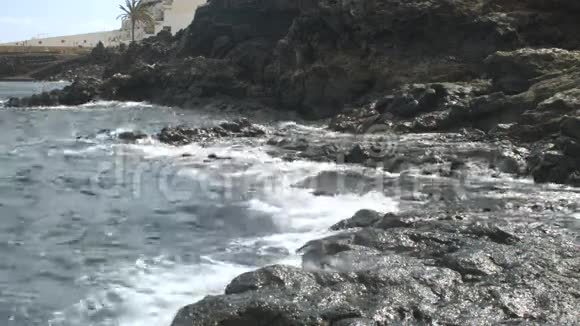 波浪撞击岩石地中海建筑视频的预览图